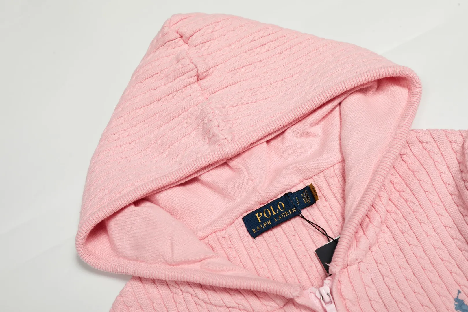 P310 Top quality" Style number: DS501# (not off the shelves all year round) [Ralph Lauren small twist solid color pony embroidered logo full zipper hooded jacket] ✅Ralph Lauren old money style classic basic versatile goddess style small twist zipper hooded jacket ✅Main supplier platform live broadcast Wholesale entity Replenish when out of stock Not off the shelf ✅ZP quality 1:1 version Scan the code to enter the GF website Counter quality ✅Customized zipper color is the same The full zipper stitching hood is very complicated. The small twist process takes a long time and the cost is extremely high. ✅The quality of the details is the only one in Guangzhou. Imported quality cotton yarn, focusing on high-end, cost-effective, good quality. Needless to say, the goddess’s upper body is really amazing, so sweet, so beautiful. This coat is really good-looking. Navy blue, apricot, pink, yellow, purple, light blue, Chinese red